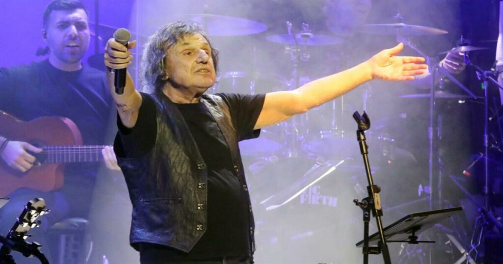 Βασίλης Παπακωνσταντίνου: Ζήτησε να σβήσουν τα καπνογόνα σε συναυλία του – «Δύο άνθρωποι κάηκαν δίπλα μας»