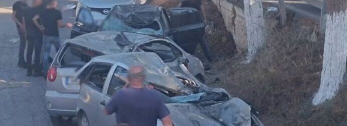 Τρελή πορεία αυτοκινήτου στο Ηράκλειο, διέλυσε σταθμευμένα ΙΧ και αναποδογύρισε στη μέση του δρόμου