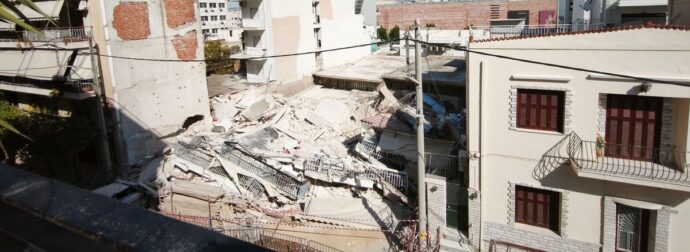 Ελεύθεροι οι πέντε συλληφθέντες για την κατάρρευση πολυκατοικίας στα Πετράλωνα
