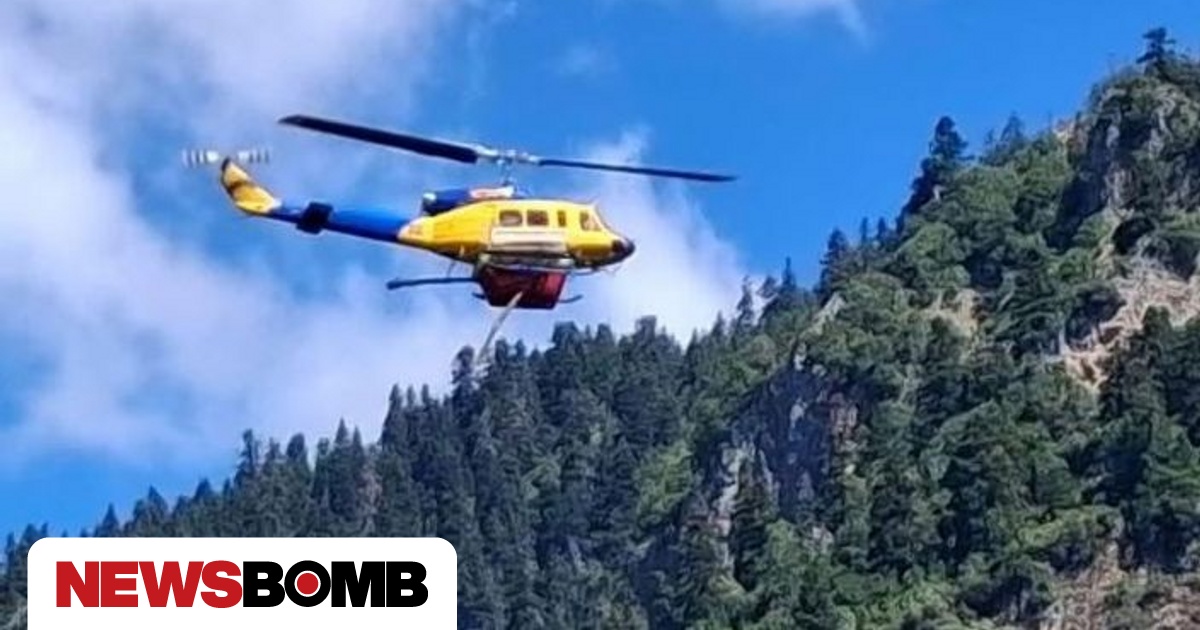 Φωτιά στα Άγραφα: Συγκλονιστικό βίντεο με ελικόπτερο να γεμίζει νερό από το ποτάμι