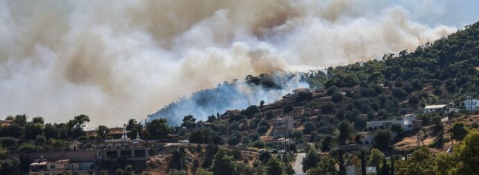 Liveblog – Μεγάλη φωτιά στη Σαλαμίνα: Δύο νεκροί – Σε δύο μέτωπα οι φλόγες σε Περιστέρια και Σελήνια