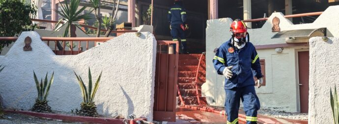 Φωτιά στη Σαλαμίνα: Πώς έχασε τη ζωή του το ηλικιωμένο ζευγάρι