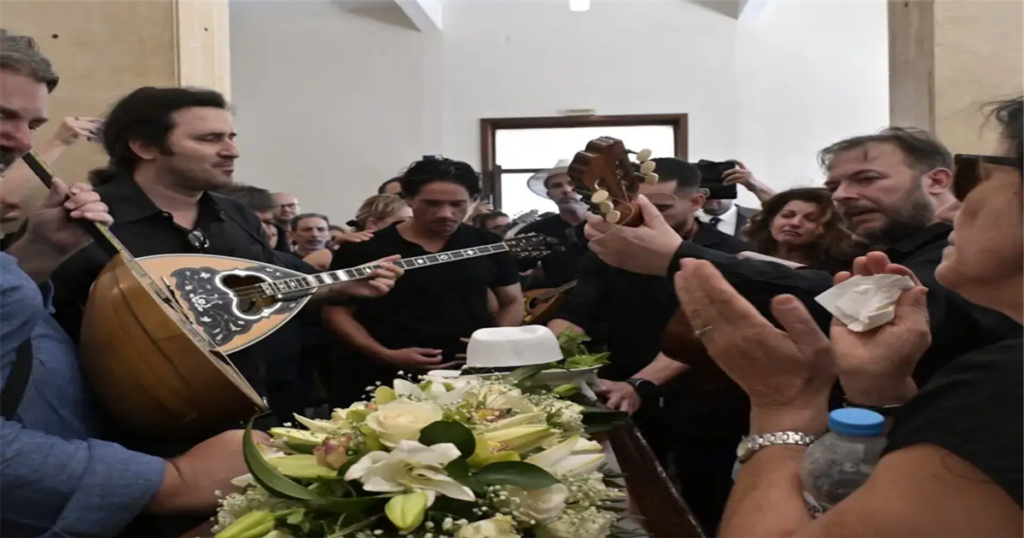 Σπαρακτικές στιγμές στην κηδεία του Νίκου Καλογερόπουλου: Το τραγούδι που έκανε τους πάντες να λυγίσουν
