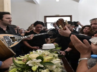 Σπαρακτικές στιγμές στην κηδεία του Νίκου Καλογερόπουλου: Το τραγούδι που έκανε τους πάντες να λυγίσουν