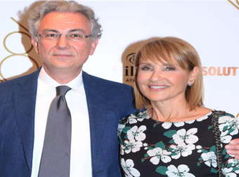 Μάρα Ζαχαρέα – Θεόδωρος Ρουσσόπουλος: Ανανεωμένοι και ερωτεuμένoι όσο ποτέ στη Πάρο σε μια σπάνια φωτογραφία αγκαλιά