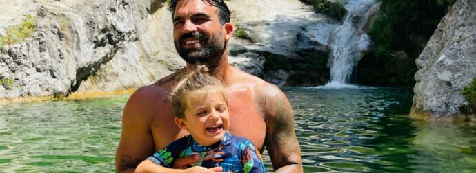 Αλεξάνδρου: Η άγνωστη μέχρι σήμερα νταντά του Πάρη εμφανίστηκε πρώτη φορά στις διακοπές τους στην Κύθνο και έγιναν αντικείμενο συζήτησης