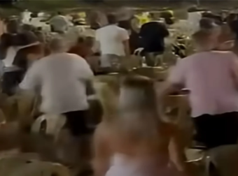 Χαμός στην Πάτρα: Το πανηγύρι μετατράπηκε σε ρινγκ – Πέταγαν τραπέζια και κανείς δεν μπορούσε να τους σταματήσει