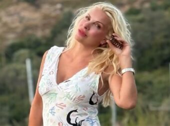 Ελένη Μενεγάκη: Ακομπλεξάριστη, χωρίς ίχνος μακιγιάζ σε αποκαλυπτικές πόζες πάνω στο χλιδάτο σκάφος της