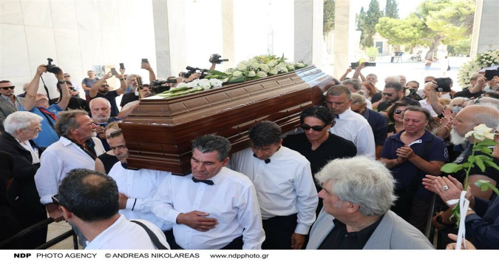 Πάνος Βλάχος: Γιατί σήκωσε το φέρετρο του Νίκου Καλογερόπουλου – Η άγνωστη σχέση τους που λίγοι γνώριζαν