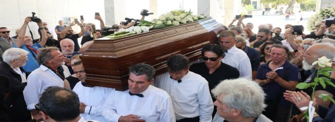 Πάνος Βλάχος: Γιατί σήκωσε το φέρετρο του Νίκου Καλογερόπουλου – Η άγνωστη σχέση τους που λίγοι γνώριζαν