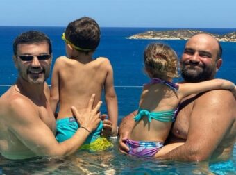Όλοι κοίταζαν αυτή την οικογένεια στην παραλία: Ο Παντελής Τουτουντζής με τα παιδιά του – Οι τρυφερές στιγμές