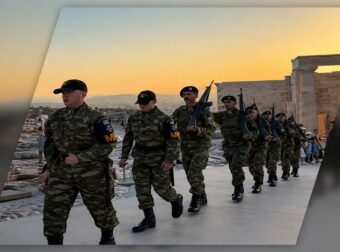 Αντιδράσεις για το ασυντόνιστο στρατιωτικό άγημα στην υποστολή σημαίας στην Ακρόπολη – «Στο νηπιαγωγείο καλύτερο βήμα κάναμε» (video)