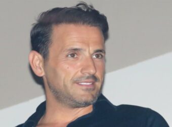 Δεν το περίμενε κανείς: Πασίγνωστος Έλληνας τραγουδιστής χώρισε έπειτα από 9 χρόνια σχέσης – Όλη η αλήθεια