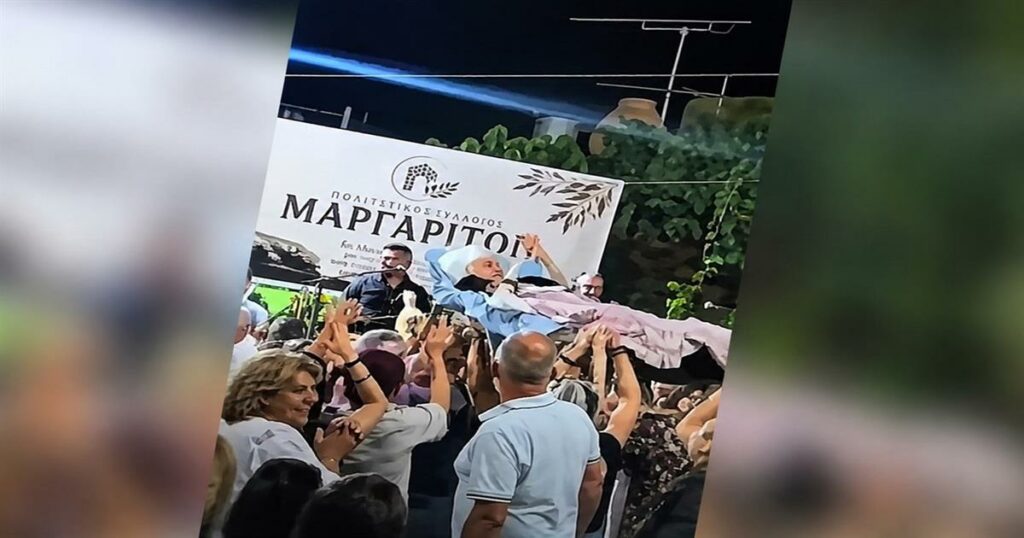 Δεν ξέχασαν τη γιαγιά στο σπίτι: Μετέφεραν σε ξαπλώστρα κατάκοιτη ηλικιωμένη για να μη χάσει το πανηγύρι και εκείνη το καταχάρηκε