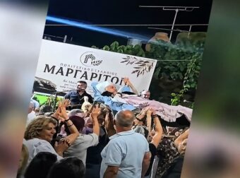 Δεν ξέχασαν τη γιαγιά στο σπίτι: Μετέφεραν σε ξαπλώστρα κατάκοιτη ηλικιωμένη για να μη χάσει το πανηγύρι και εκείνη το καταχάρηκε