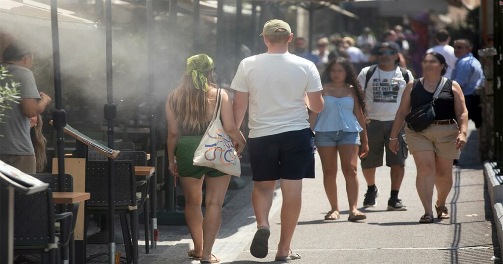 «Ό,τι δεν έκανε ο καιρός όλο το καλοκαίρι, θα το κάνει το τρίτο δεκαήμερο του Αυγούστου» – Τι λένε οι μετεωρολόγοι για το κύμα ζέστης