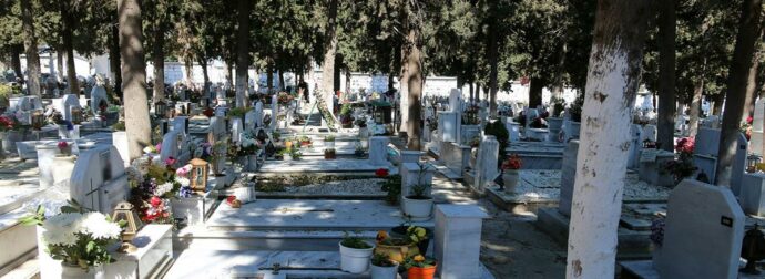 Σκηνές έντασης σε κοιμητήριο της Λαμίας: Μητέρα φώναζε ότι έκλεψαν τη σορό του παιδιού της από τον τάφο