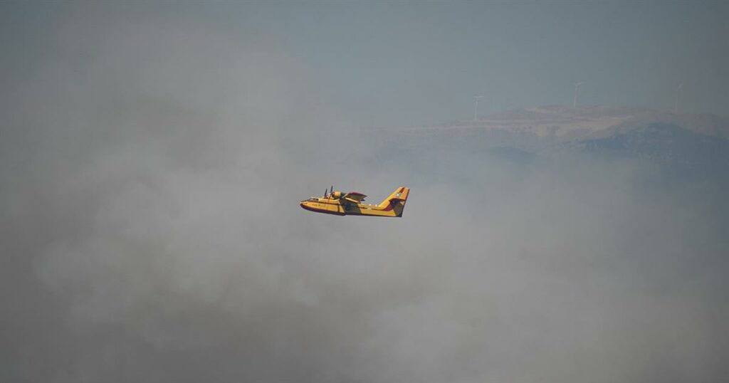 Φωτιά στην Ελάτεια Φθιώτιδας – Μήνυμα του 112 στους κατοίκους – Σηκώθηκαν εναέρια μέσα