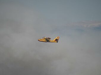 Φωτιά στην Ελάτεια Φθιώτιδας – Μήνυμα του 112 στους κατοίκους – Σηκώθηκαν εναέρια μέσα