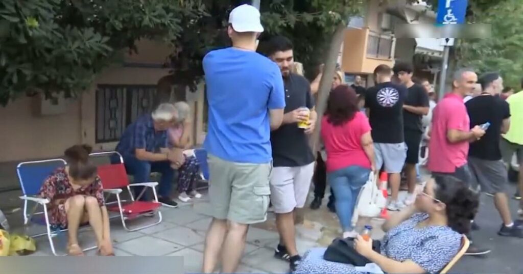 Πολίτες κοιμούνται έξω από το Αστυνομικό Τμήμα Τούμπας για να βγάλουν διαβατήριο με την παλιά ταυτότητα (video)