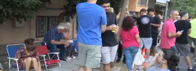 Πολίτες κοιμούνται έξω από το Αστυνομικό Τμήμα Τούμπας για να βγάλουν διαβατήριο με την παλιά ταυτότητα (video)