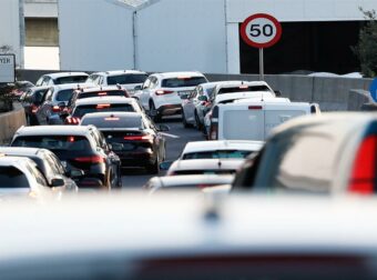 Μόλις 12 λεπτά διαφορά στην ώρα έναρξης των σχολείων θα μπορούσαν να μειώσουν το πρωινό μποτιλιάρισμα