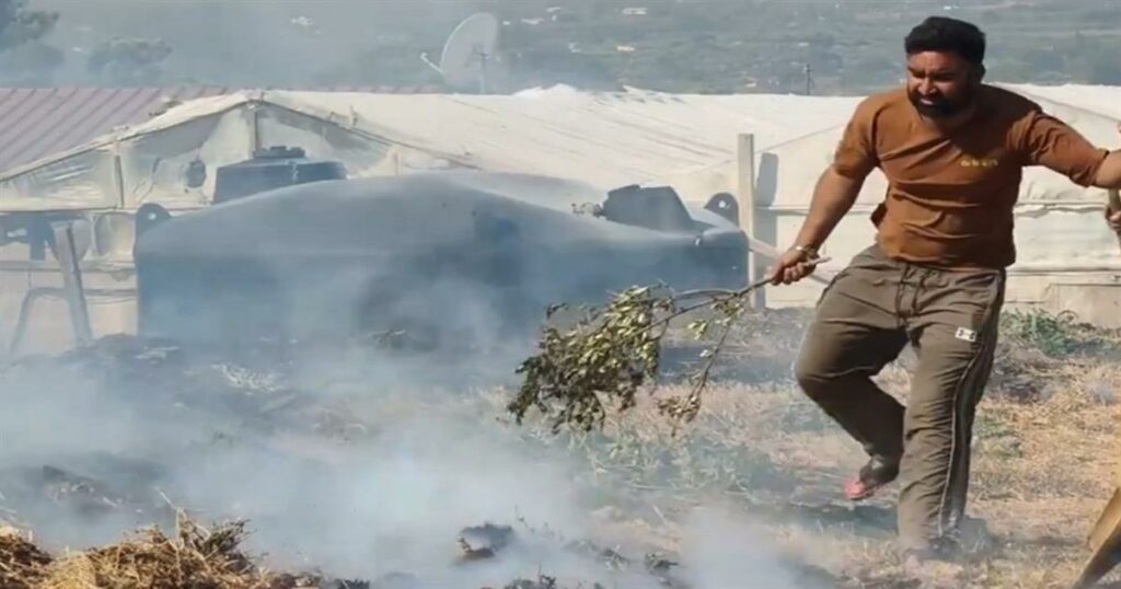 Πυροσβέστες, εθελοντές, κάτοικοι και εργάτες με κλαδιά δίνουν μάχη για να περιορίσουν τη φωτιά στην Αττικοβοιωτία – Δείτε βίντεο