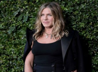 Τζένιφερ Άνιστον: ΑΥΤΟ είναι το πρόγραμμα γuμναστικής που την κρατά σε φόρμα στα 57 και βοηθά στην εμμηνόπαυση