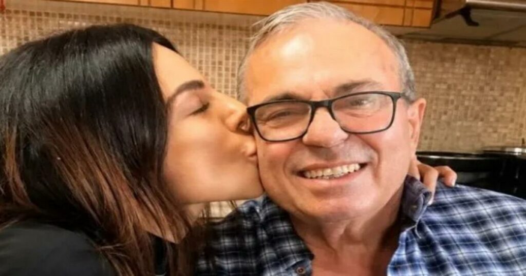 Η συγκινητική ανάρτηση της Κέλλυς Κελεκίδου για τον πατέρα της: «Η ζωή τα φέρνει έτσι ώστε το live μου να είναι πάντα κάπου κοντά σου»