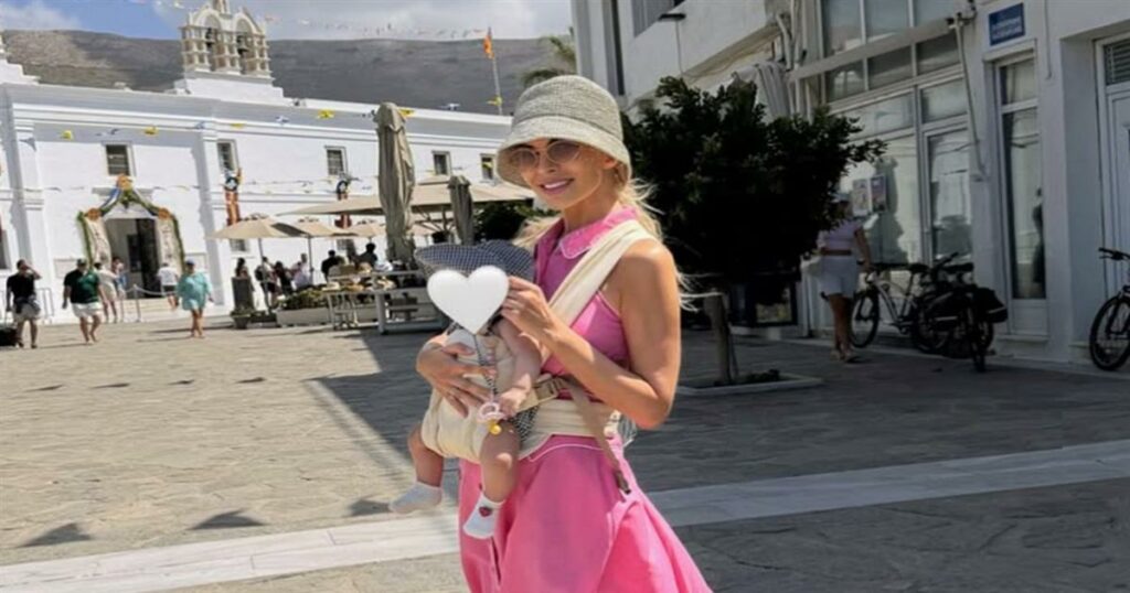 Κατερίνα Καινούργιου: Προσκύνησε στην Παναγία Εκατονταπυλιανή με την κόρη της – Η ευχή στον εoρτάζοντα, Παναγιώτη Κουτσουμπή
