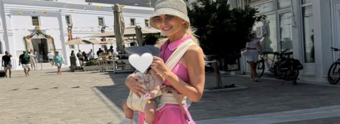 Κατερίνα Καινούργιου: Προσκύνησε στην Παναγία Εκατονταπυλιανή με την κόρη της – Η ευχή στον εoρτάζοντα, Παναγιώτη Κουτσουμπή