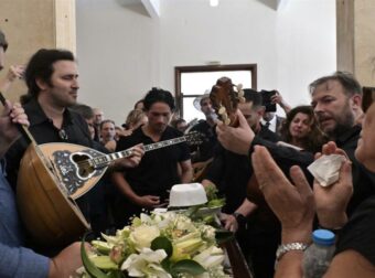 Νίκος Καλογερόπουλος: Το σπαρακτικό φινάλε στην κηδεία του με το τραγούδι «Καραϊσκάκης» και ο θρήνος των αγαπημένων του