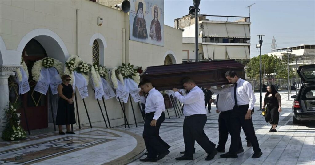 Δημήτρης Κόκοτας: Θλίψη στην κηδεία του αγαπημένου τραγουδιστή – Τραγικές φιγούρες η σύζυγος και η κόρη του