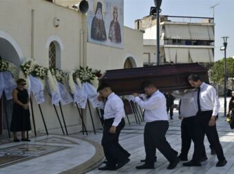 Δημήτρης Κόκοτας: Θλίψη στην κηδεία του αγαπημένου τραγουδιστή – Τραγικές φιγούρες η σύζυγος και η κόρη του