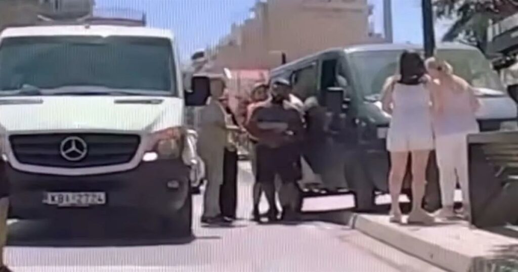Πράξη ανθρωπιάς: Οδηγός σώζει άνδρα που πνιγόταν στην πλατεία Ελευθερίας – Περαστικό ΙΧ κατέγραψε σε βίντεο τη διάσωση