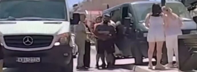 Πράξη ανθρωπιάς: Οδηγός σώζει άνδρα που πνιγόταν στην πλατεία Ελευθερίας – Περαστικό ΙΧ κατέγραψε σε βίντεο τη διάσωση