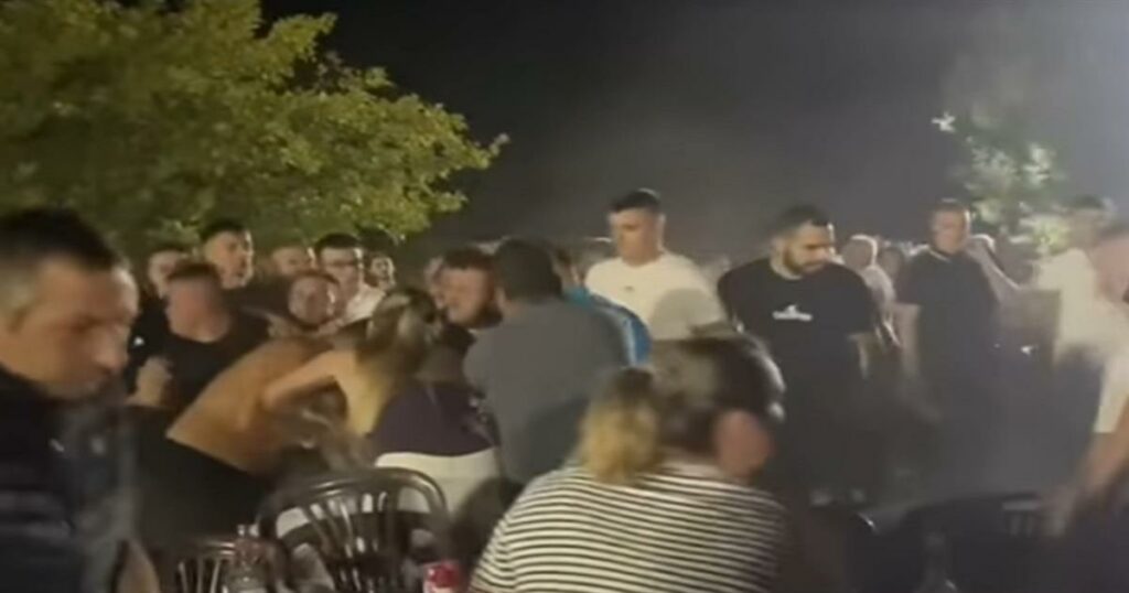 Σουρεαλιστικό σκηνικό σε πανηγύρι της Γωγώς Τσαμπά – Άγριο ξύλο ενώ εκείνη τραγουδά: «Ωπ Πω πω πω, θα τρελαθώ»