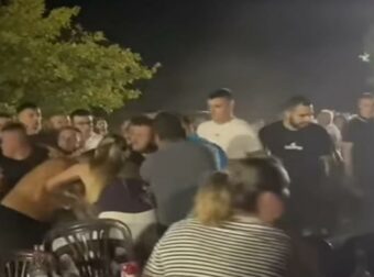 Σουρεαλιστικό σκηνικό σε πανηγύρι της Γωγώς Τσαμπά – Άγριο ξύλο ενώ εκείνη τραγουδά: «Ωπ Πω πω πω, θα τρελαθώ»