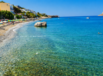 Ξέχασε τις ξαπλώστρες των 50 ευρώ: Το νησί του Σεπτεμβρίου που δεν αδειάζει το πορτοφόλι σου, έχει ζεστά νερά και υπέροχο φαγητό