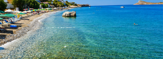 Ξέχασε τις ξαπλώστρες των 50 ευρώ: Το νησί του Σεπτεμβρίου που δεν αδειάζει το πορτοφόλι σου, έχει ζεστά νερά και υπέροχο φαγητό