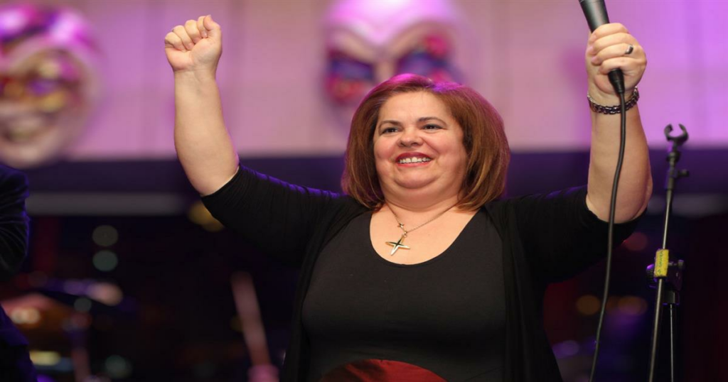 Ιερέας ανέβηκε στο πάλκο, έκοψε καρπούζι και τάϊσε την Έφη Θώδη στο στόμα
