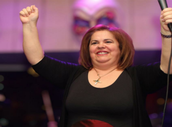 Ιερέας ανέβηκε στο πάλκο, έκοψε καρπούζι και τάϊσε την Έφη Θώδη στο στόμα