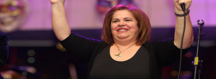 Ιερέας ανέβηκε στο πάλκο, έκοψε καρπούζι και τάϊσε την Έφη Θώδη στο στόμα