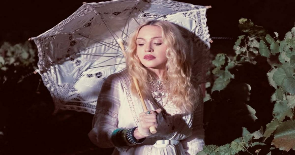 Η Madonna στην Πάτμο: Το βίντεο από την ταβέρνα και η αντίδραση του δημάρχου