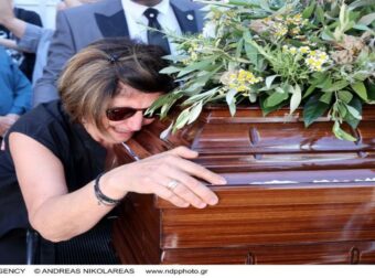 Σπαρακτικές στιγμές στην κηδεία του Νίκου Καλογερόπουλου –: «Κατέppευσαν» η σύζυγος και ο γιος του όταν έπαιξε το τραγούδι που του αφιέρωσαν