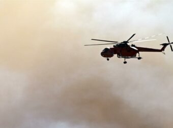 Φωτιά στη Νέα Τένεδο Χαλκιδικής – Στη μάχη 47 πυροσβέστες και ελικόπτερο