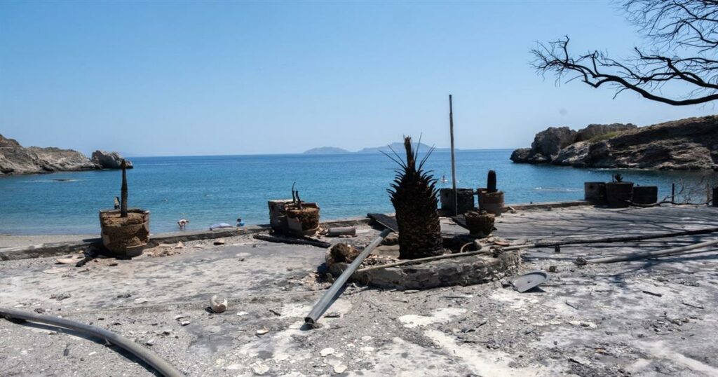 Εικόνες θλίψης στο νότιο Ρέθυμνο μετά τη φωτιά που έσβησε στη θάλασσα – Μαυρισμένη γη παντού