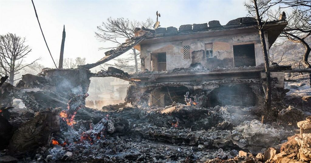 Στο μικροσκόπιο των αρχών οι δύο ταυτόχρονες φωτιές στη Σαλαμίνα που στοίχισαν τη ζωή σε ένα ζευγάρι ηλικιωμένων