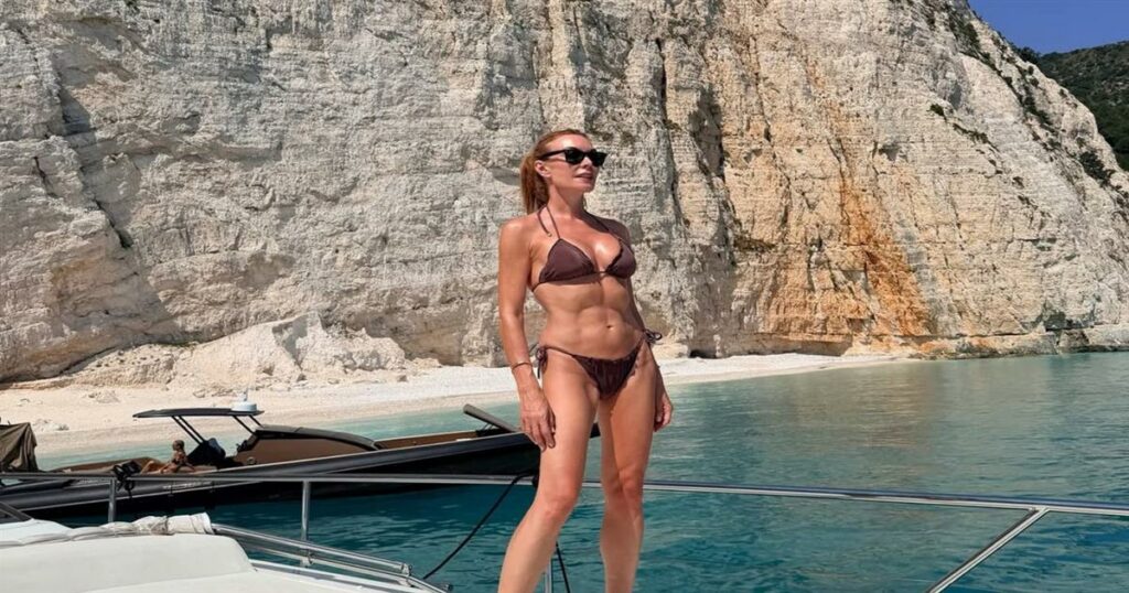 Η Τατιάνα Στεφανίδου με μπικίνι στην Κεφαλονιά – Διακοπές με τον Νίκο Ευαγγελάτο και τον γιο τους