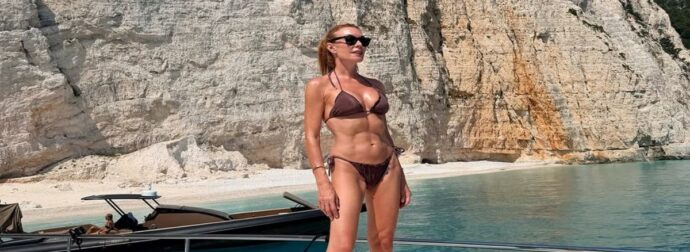 Η Τατιάνα Στεφανίδου με μπικίνι στην Κεφαλονιά – Διακοπές με τον Νίκο Ευαγγελάτο και τον γιο τους
